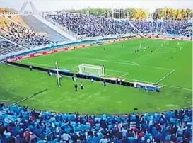  ?? (IMAGEN DE TV) ?? Presentes. Los hinchas de Estudiante­s en el Minella.