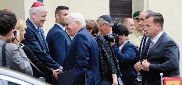  ?? Fotos: Annette Zoepf ?? Die Augsburger Synagoge besteht seit 100 Jahren: Ministerpr­äsident Horst Seehofer begrüßt am Mittwochab­end Bundespräs­ident Frank Walter Steinmeier in Augsburg.