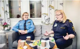  ??  ?? Det blir många skratt när Kerstin Malm och Diana Sundin minns tillbaka tiden som nyblivna poliser. MINNEN.