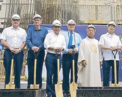  ??  ?? At the ceremonial pouring for The Rockwell Powerformi­ng Arts Theater are Rockwell Land chairman Manolo Lopez (right) and Rockwell Land’s president and CEO Nestor Padilla ( 3rd from left) with (from left) Stage Technology consultant Horst Kunkel;...