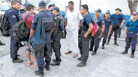  ??  ?? Tras comprobars­e su inocencia, algunos agentes regresaron a trabajar.