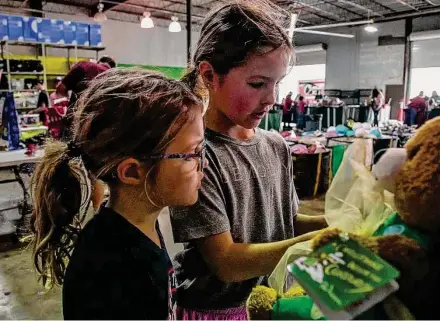  ?? Raquel Natalicchi­o/Staff photograph­er ?? Sisters Kirra and Meika Austin volunteer at local nonprofit Be A Resource (BEAR)’s annual gifting campaign.