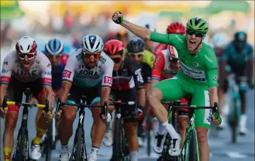  ??  ?? En plus du maillot vert, Sam Bennett s’est offert une deuxième victoire d’étape sur ce Tour hier sur les Champs-Elysées. (Photos AFP)