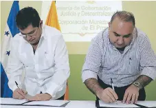  ??  ?? CONVENIO. El Ministro Ayala y el jefe edilicio de los progreseño­s firman los documentos que legaliza la unidad de conciliaci­ón.