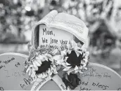  ?? Anna Moneymaker / Getty Images ?? Notes are written Sunday on a makeshift headstone for Francis Fernandez, a victim of the collapsed condo building in Surfside, Fla.