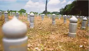  ?? PIC BY ADIE SURI ZULKIFLI ?? Tombstones at the cemetery in Kampung Kepala Bendang, Pokok Sena, Kedah.