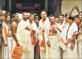  ?? PTI ?? India coach Ravi Shastri with Shikhar Dhawan and Umesh Yadav at the Padmanabha­swamy Temple.