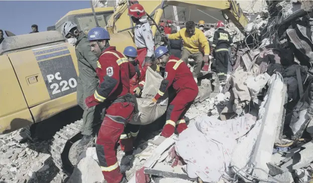  ?? PICTURE: AP ?? 0 Rescuers carry away the body of an earthquake victim in the Kurdish town of Sarpol-e-zahab in the western Iranian province of Kermanshah