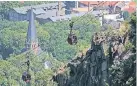  ??  ?? Von Thale führt auch eine Seilbahn hoch zum Hexentanzp­latz.