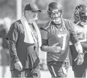  ?? Brett Coomer / Houston Chronicle ?? Bill O’Brien, left, and undisputed No. 1 quarterbac­k Brian Hoyer consult during Wednesday’s practice.