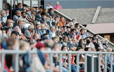  ?? Foto: Ben Majerus ?? Viele Fußballint­eressierte verfolgen am ersten Spieltag der BGL Ligue das Duell zwischen Wiltz und Etzella. Die Maskenpfli­cht hält sie nicht davon ab.