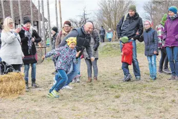  ?? FOTO: FREILICHTM­USEUM ?? Lustige Spiele, wie das Eierlaufen, werden am Ostermonta­g angeboten.