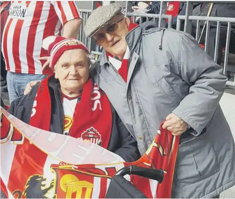  ??  ?? Sunderland AFC fan Eddie Oyston with wife Freda.