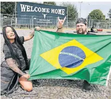  ?? ?? Claudia und Felipe Ghisi aus Sao Paulo in Brasilien zeigen nach ihrer Ankunft die brasiliani­sche Flagge.