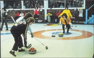  ?? JOEL ALLARD/CANADA GAMES ?? A packed house at the Sydney Curling Club watches women’s curling.