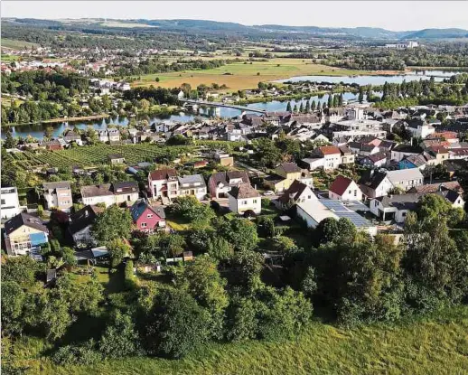  ?? Foto: Fern Morbach ?? Nur 400 Meter sind es vom Zentrum von Remich (rechts) über die Mosel nach Perl-Nennig im Saarland.