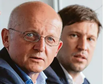  ?? Foto: imago ?? Ihre Wege haben sich nach dreijährig­er Zusammenar­beit getrennt: der ehemalige Sportdirek­tor des ERC Ingolstadt, Jiri Ehren berger (links), und Panther Geschäftsf­ührer Claus Gröbner (rechts).