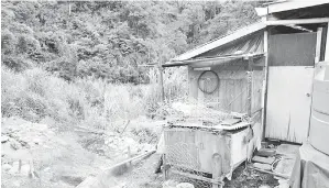  ??  ?? ANTARA rumah kediaman yang terdedah kepada gelinciran tanah.