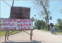  ?? ANDI CHORNIAWAN/JAWA POS RADAR MAGETAN ?? PROTES: Sejumlah poster dipajang di ruas jalan yang selama ini dilewati dump truck.