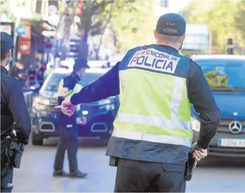  ?? // BELÉN DÍAZ ?? Control de la Policía Nacional en el marco del estado de alarma aprobado en octubre