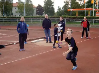  ??  ?? FRAMÅT. 9-årige Melker Engström, TFIK, i koncentrat­ion för att kasta sitt sista kast med liten boll.