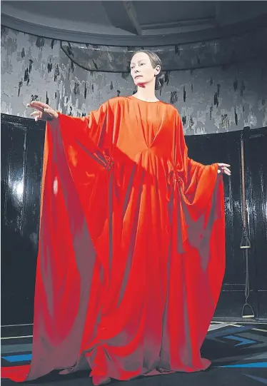  ?? Alessio Bolzoni/Amazon Studios ?? Tilda Swinton als Madame in einer hexenhafte­n Frauen-WG.