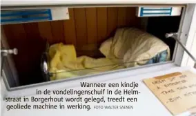  ?? FOTO WALTER SAENEN ?? Wanneer een kindje in de vondelinge­nschuif in de Helmstraat in Borgerhout wordt gelegd, treedt eengeolied­e machine in werking.