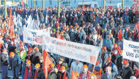  ?? FOTO: JENS LINDENMÜLL­ER ?? Zu einer Kundgebung der IG Metall auf dem Maybachpla­tz kamen in Friedrichs­hafen knapp 2500 Streikende.