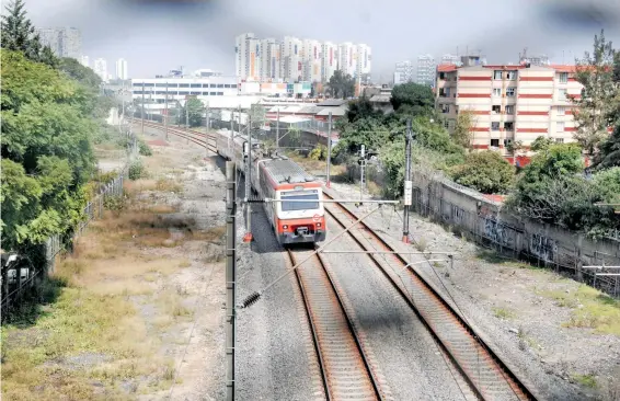  ?? FOTOS: DANIEL HIDALGO ?? Las vías
del Tren Suburbano dividieron a la colonia en dos zonas
El objetivo