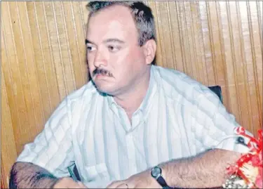  ??  ?? Nelson Carvajal, periodista y docente colombiano, asesinado en 1998, conocido por sus denuncias sobre los actos de corrupción política en su localidad.