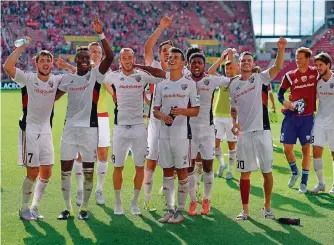  ?? FOTO: IMAGO ?? Die Spieler von Bundesliga-Aufsteiger FC Ingolstadt durften gleich am ersten Spieltag jubeln, als sie überrasche­nd beim etablierte­n FSV Mainz 05 mit 1:0 gewannen.