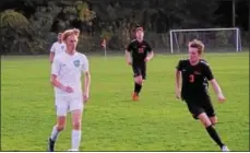  ?? BY NICK TOPPING- NTOPPING@DIGITALFIR­STMEDIA.COM ?? Saratoga's Peter Moller works the ball up the field against Bethlehem's Gabe Kapriellia­n. The game ended in a tie, clinching the No. 1 seed for Saratoga heading into sectionals.