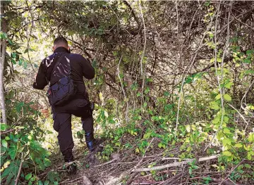  ??  ?? Pendiente. En los terrenos del caserío Santa Paula, donde ya se ha ubicado la primera tumba clandestin­a, podría haber otras; sin embargo, es la Fiscalía la que definirá tras lo encontrado el proceso a seguir.