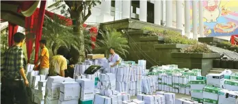  ?? FEDRIK TARIGAN/JAWA POS ?? KUMPULKAN BUKTI: Berkas-berkas yang disiapkan kubu paslon 02 Prabowo-Sandi untuk sidang sengketa pilpres di gedung MK, Jakarta, kemarin.