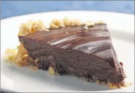 ?? [JEFF WHEELER/MINNEAPOLI­S STAR TRIBUNE] ?? Chocolate pie with saltine crust