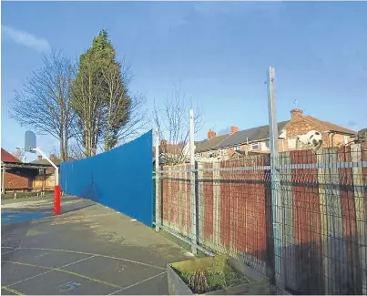  ??  ?? PROTECTIVE WALL: Screened-off area of Twickenham Primary School between the playground and gardens