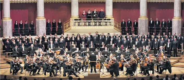  ??  ?? Pendeln in naher Zukunft zwischen Barock und Romantik: die Wiener Symphonike­r, beliebte Dauergäste im Wiener Konzerthau­s.