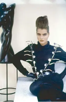  ??  ?? Brooke Shields wearing an Alaïa creation with a Calder neckpiece (1985)