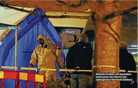  ??  ?? Britische Ermittler mit Gasmasken untersuche­n den Tatort in der südenglisc­hen Kleinstadt Salisbury.