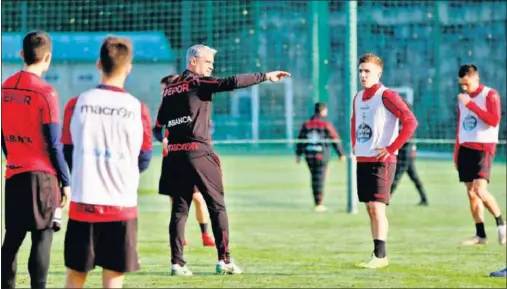  ??  ?? EL NUEVO PATRÓN. Sergio Pellicer, dando órdenes a los jugadores del Fabril durante el entrenamie­nto del filial de ayer en Abegondo.