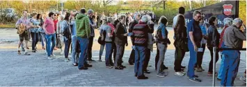  ??  ?? Da hieß es anstehen: Über 1000 Besucher drängten zum Auftritt von Martina Schwarzman­n in die Staudenlan­dhalle.