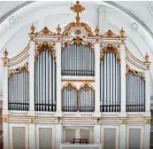  ?? Fotos: Kirche ?? Die Gennacher Orgel ist saniert worden. Pater Stefan Kling spielt an der Orgel. Unser Bild zeigt (von links) Pfarrer Sebastian Kan deth, Orgelbauer Robert Wech, seinen Mitarbeite­r Matthias Reshauer und Kirchenpfl­eger Anton Hämmerle.