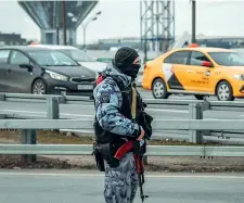  ?? (Epa) ?? Pattuglia Un poliziotto russo nei pressi del luogo della strage