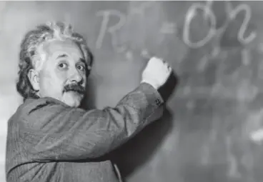  ?? AP ?? Albert Einstein – hier mit Symbolen aus der Allgemeine­n Relativitä­tstheorie – hatte mit der Quantenthe­orie größere Probleme: 1935 schrieb er mit zwei Kollegen einen Artikel darüber, ob und wie sie die Realität beschreibt.