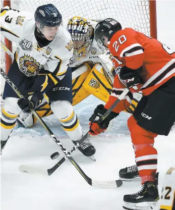  ?? PHOTO D’ARCHIVES, ANNIE T. ROUSSEL ?? Vaincus par les Cataractes lors de leurs deux derniers affronteme­nts, Andrew Coxhead et les Remparts ont sorti l’artillerie lourde pour venir à bout du gardien Antoine Coulombe et ses coéquipier­s, hier, à Shawinigan.