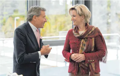  ?? FOTO: MICHAEL SAUTTER ?? Die baden-württember­gische Wirtschaft­sministeri­n Nicole Hoffmeiste­r-kraut besucht Trigema und tauscht sich mit Seniorchef Wolfgang Grupp aus.