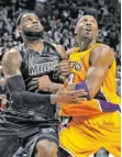 ?? FOTO: CHARLES TRAINOR JR/IMAGO IMAGES ?? Einst waren LeBron James (li.) und Kobe Bryant Rivalen, hier kämpfen sie im Jahr 2012 um einen Ball. Mittlerwei­le ist James der neue Superstar der NBA – und spielt bei Bryants Ex-Club LA Lakers.