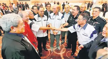  ??  ?? Lee (fifth left) talking to the guests at the Crime Prevention event organised by MCPF and police in Seremban.— Bernama photo