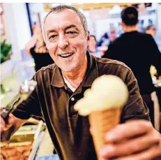  ?? RP-FOTO: ANDREAS BRETZ ?? Claudio Camerin, Besitzer des Eiscafé Pia, verbringt den Winter in seiner Heimat in Norditalie­n bei seiner Familie.