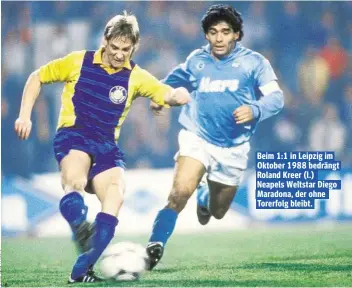  ??  ?? Beim 1:1 in Leipzig im Oktober 1988 bedrängt Roland Kreer (l.) Neapels Weltstar Diego Maradona, der ohne Torerfolg bleibt.